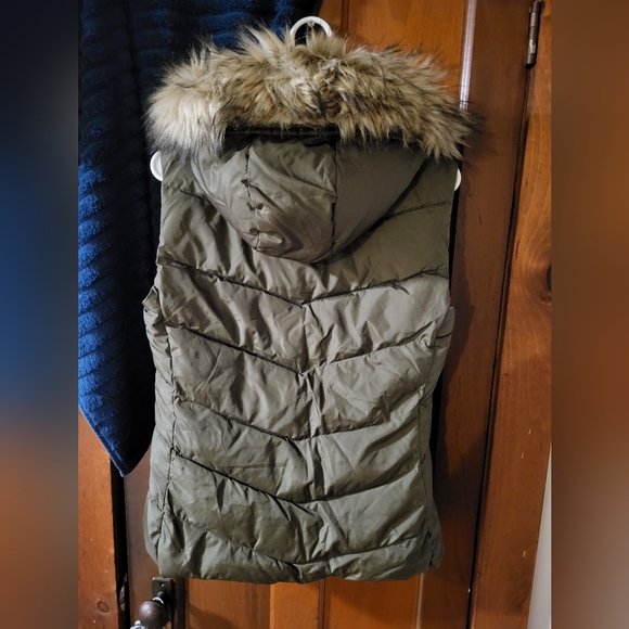 Gap puffer vest, women's size medium. NWOT. - Picture 3 of 11